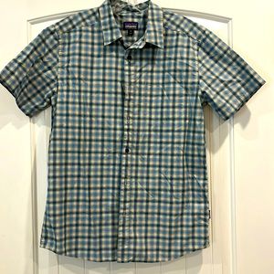 Patagonia Men’s short sleeve button down. Blue plaid size medium